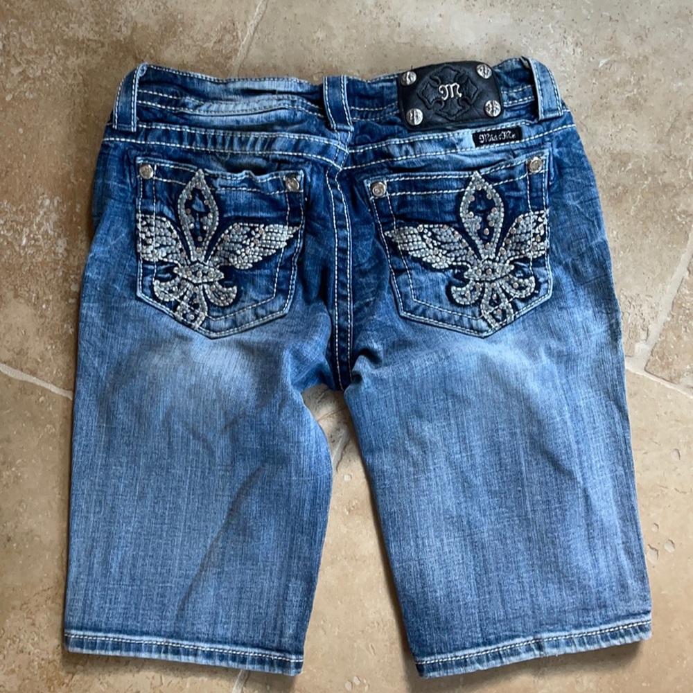 Ladies Miss Me Bermuda shorts size 28 with Fleur de lis on pocket